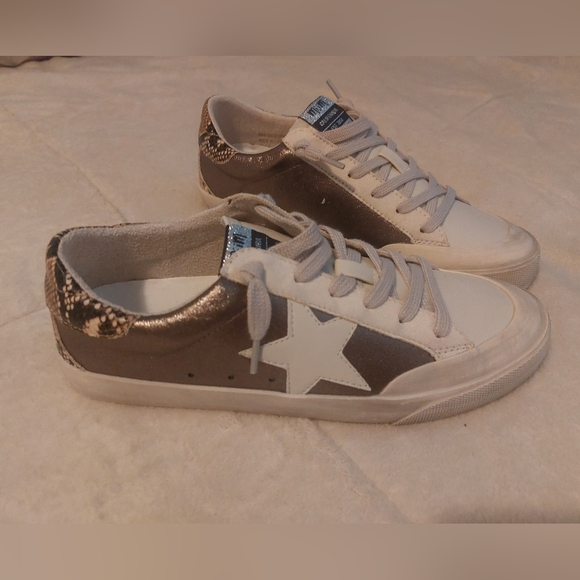 MI,IM Sneakers size 7.5 - Picture 1 of 5